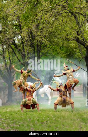 Khon, è una danza classica tailandese mascherata nella letteratura Ramayana e questo è un gruppo di personaggi giganti dal lato Tosakan. Foto Stock