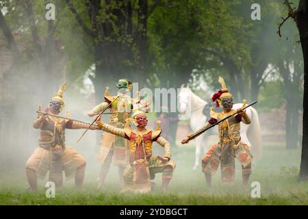 Khon, è una danza classica tailandese mascherata nella letteratura Ramayana e questo è un gruppo di personaggi giganti dal lato Tosakan. Foto Stock