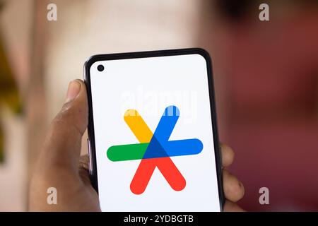 Dacca, Bangladesh - 21 luglio 2024: Il logo Google Authenticator viene visualizzato sullo smartphone. Foto Stock
