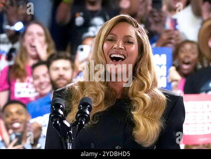 Houston, Stati Uniti. 25 ottobre 2024. Beyonce è sul palco durante un evento della campagna allo Shell Energy Stadium venerdì 25 ottobre 2024 a Houston, Texas. Foto: Trish Badger/imageSPACE/Sipa USA credito: SIPA USA/Alamy Live News Foto Stock