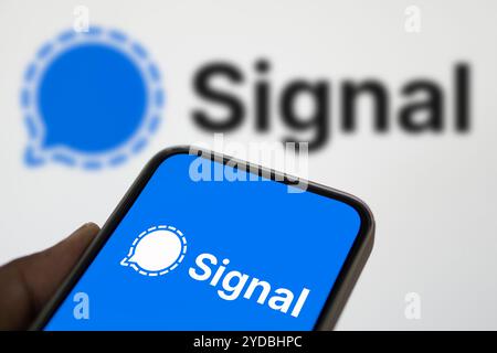 Dhaka, Bangladesh - 27 luglio 2024: Il logo del segnale viene visualizzato sullo smartphone. Signal è un servizio di messaggistica crittografato. Foto Stock