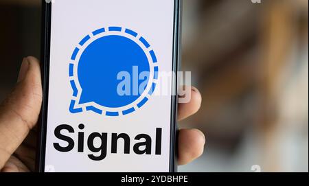 Dhaka, Bangladesh - 27 luglio 2024: Il logo del segnale viene visualizzato sullo smartphone. Signal è un servizio di messaggistica crittografato. Foto Stock