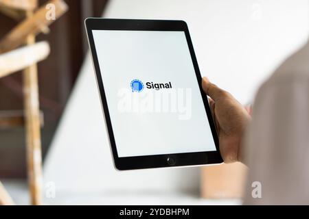 Dhaka, Bangladesh - 27 luglio 2024: Il logo del segnale viene visualizzato sull'iPad. Signal è un servizio di messaggistica crittografato. Foto Stock