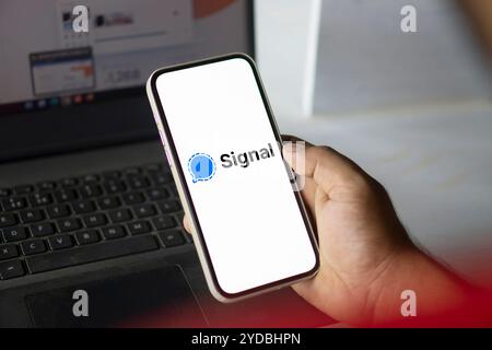 Dhaka, Bangladesh - 27 luglio 2024: Il logo del segnale viene visualizzato sullo smartphone. Signal è un servizio di messaggistica crittografato. Foto Stock