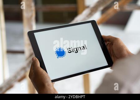 Dhaka, Bangladesh - 27 luglio 2024: Il logo del segnale viene visualizzato sull'iPad. Signal è un servizio di messaggistica crittografato. Foto Stock