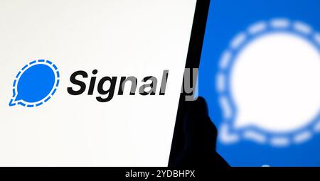 Dhaka, Bangladesh - 27 luglio 2024: Il logo del segnale viene visualizzato sullo smartphone. Signal è un servizio di messaggistica crittografato. Foto Stock