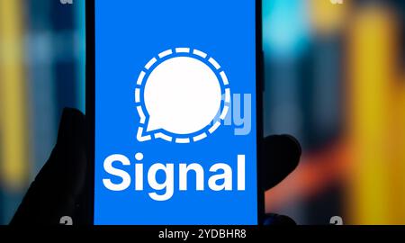 Dhaka, Bangladesh - 27 luglio 2024: Il logo del segnale viene visualizzato sullo smartphone. Signal è un servizio di messaggistica crittografato. Foto Stock