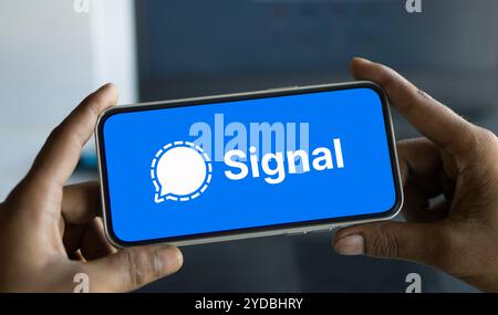 Dhaka, Bangladesh - 27 luglio 2024: Il logo del segnale viene visualizzato sullo smartphone. Signal è un servizio di messaggistica crittografato. Foto Stock