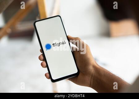 Dhaka, Bangladesh - 27 luglio 2024: Il logo del segnale viene visualizzato sullo smartphone. Signal è un servizio di messaggistica crittografato. Foto Stock