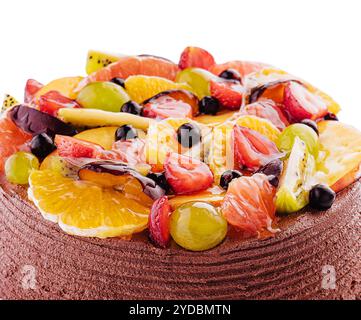 Torta al cioccolato con frutti di bosco e frutta decorati Foto Stock