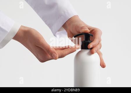 Donna che spinge le mani flacone di sapone in plastica con spazio di copia, utilizzando il dispenser per gel igienizzante per mani. uccidere germi, bacte Foto Stock