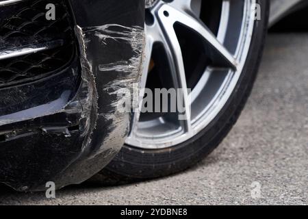 Nero auto paraurti graffiato con profondi danni alla vernice. Foto Stock