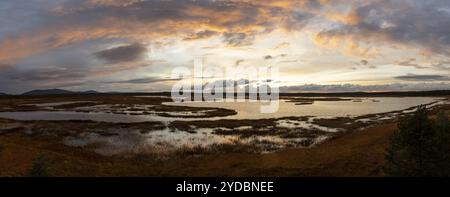 Tramonto, laghi e brughiera, Lapponia, Finlandia, Europa Foto Stock