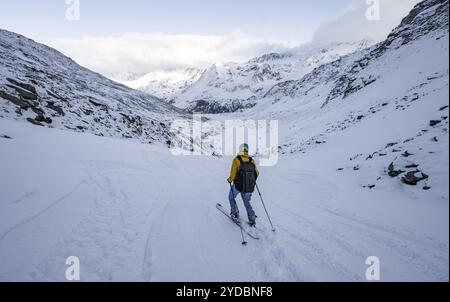 Sci alpino in un paesaggio di montagna innevato nella valle del Madritschtal, nelle Alpi Ortler, nella Val Venosta, in Italia, in Europa Foto Stock