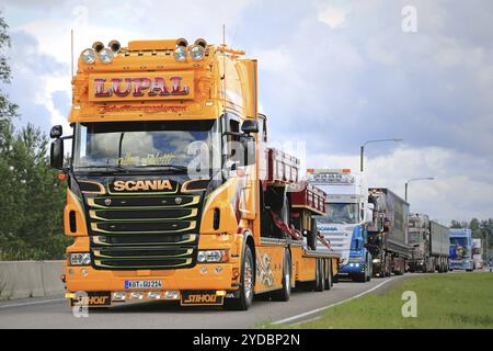 JALASJARVI, FINLANDIA, 6 AGOSTO 2015: Scania di LUPAL Industrieverpackungen GmbH partecipa al convoglio di camion al Power Truck Show 2015 di Alaha Foto Stock