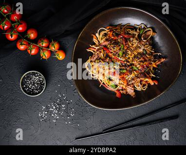 Udon giapponese, soba con manzo su ciotola nera Foto Stock