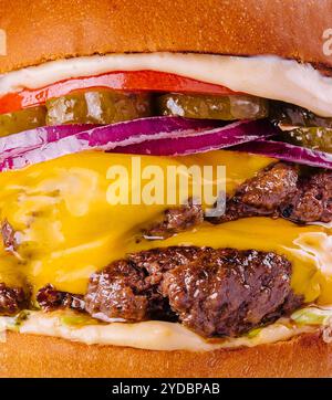 Grande cheeseburger con due polpettine di manzo grigliate Foto Stock