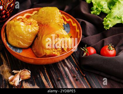 Peperoni al forno ripieni di carne, cipolle e riso Foto Stock