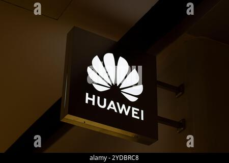 Il logo Huawei è visibile in uno dei suoi negozi a Pechino, Cina, venerdì 13 ottobre 2023. Foto Stock