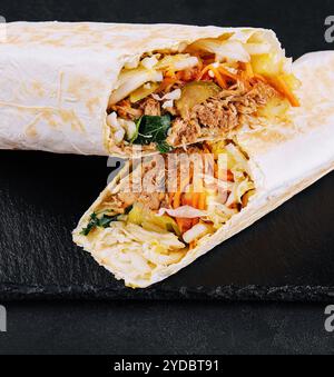 shawarma con pollo, cetrioli e patatine fritte. Foto Stock