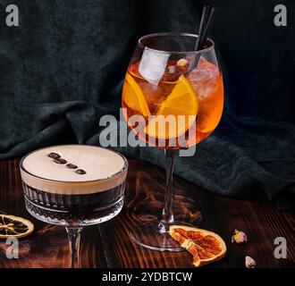 due esotici cocktail alcolici su legno Foto Stock