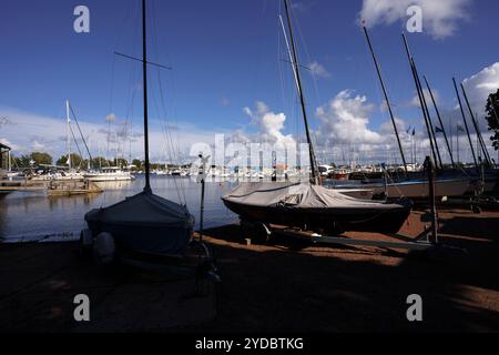 Kotka, Finlandia. 10 agosto 2024 - barche a vela su rimorchi parcheggiate su una spiaggia al porto di Kotka Foto Stock