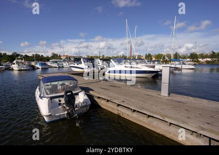 Kotka, Finlandia. 10 agosto 2024 - barche attraccate nel porto di Kotka in una giornata di sole Foto Stock