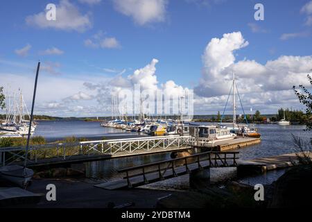 Kotka, Finlandia. 10 agosto 2024 - Vista del porto con barche ormeggiate e cielo sereno in estate Foto Stock