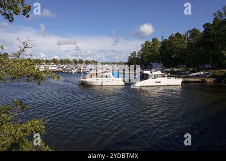 Kotka, Finlandia. 10 agosto 2024 - le barche attraccavano al porto di Kotka sotto un cielo limpido in estate Foto Stock