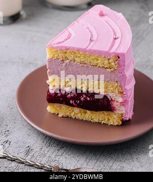 fetta di torta rosa sul piatto da vicino Foto Stock