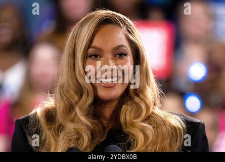 Houston, Stati Uniti. 25 ottobre 2024. Beyonce è sul palco durante un evento della campagna allo Shell Energy Stadium venerdì 25 ottobre 2024 a Houston, Texas. Foto: Trish Badger/imageSPACE credito: Imagespace/Alamy Live News Foto Stock