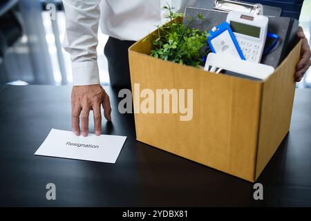 Gli uomini d'affari che violano il contratto con la lettera di dimissioni riduzione del personale che lascia le dimissioni del dipendente dell'ufficio. Foto Stock