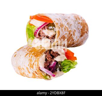 Shawarma con manzo e verdure isolate su bianco Foto Stock