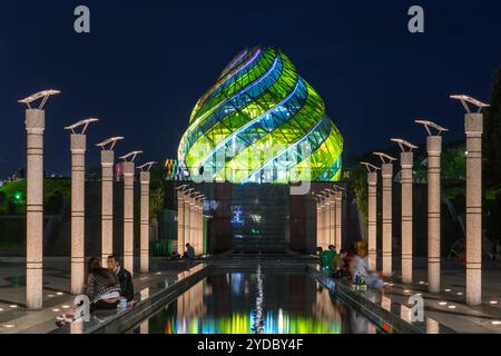 Questa è una vista notturna di Lam Vien Square, una piazza della città situata nel centro della città il 30 maggio 2023 a da Lat, Vietnam Foto Stock