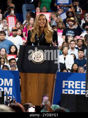 Houston, Stati Uniti. 25 ottobre 2024. Beyonce è sul palco durante un evento della campagna allo Shell Energy Stadium venerdì 25 ottobre 2024 a Houston, Texas. Foto: Trish Badger/imageSPACE/Sipa USA credito: SIPA USA/Alamy Live News Foto Stock