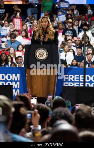 Houston, Stati Uniti. 25 ottobre 2024. Beyonce è sul palco durante un evento della campagna allo Shell Energy Stadium venerdì 25 ottobre 2024 a Houston, Texas. Foto: Trish Badger/imageSPACE/Sipa USA credito: SIPA USA/Alamy Live News Foto Stock