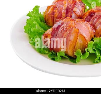 rotoli intrecciati con pancetta su piatto bianco Foto Stock