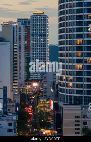 Si tratta di una vista dei grattacieli del centro citta' e degli hotel a Nha Trang durante il tramonto del 1 giugno 2023 a Nha Trang, Vietnam Foto Stock