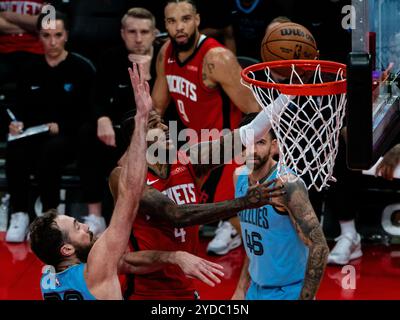 Houston, Stati Uniti. 25 ottobre 2024. Jalen Green (2° L) degli Houston Rockets sbarca la palla durante la partita di stagione regolare NBA 2024-2025 tra Houston Rockets e Memphis Grizzlies a Houston, Texas, Stati Uniti, il 25 ottobre 2024. Crediti: Chen Chen/Xinhua/Alamy Live News Foto Stock