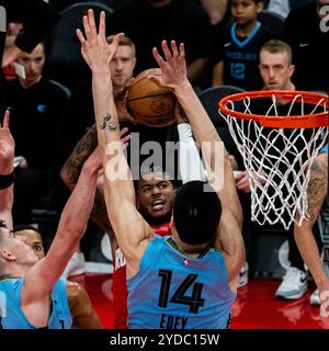 Houston, Stati Uniti. 25 ottobre 2024. Jalen Green (2° R) degli Houston Rockets va a giocare a basket durante la partita NBA 2024-2025 tra Houston Rockets e Memphis Grizzlies a Houston, Texas, Stati Uniti, il 25 ottobre 2024. Crediti: Chen Chen/Xinhua/Alamy Live News Foto Stock