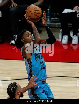 Houston, Stati Uniti. 25 ottobre 2024. Ja Morant di Memphis Grizzlies spara al pallone durante la partita di stagione regolare NBA 2024-2025 tra Houston Rockets e Memphis Grizzlies a Houston, Texas, Stati Uniti, il 25 ottobre 2024. Crediti: Chen Chen/Xinhua/Alamy Live News Foto Stock