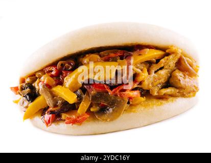 Pita ripiena di pollo, funghi, cipolle e peperoni Foto Stock