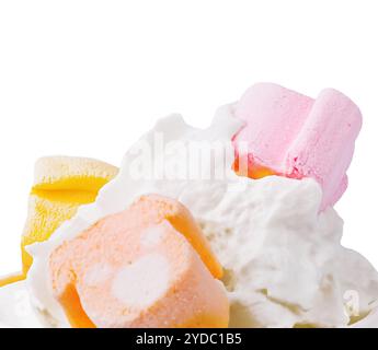 Tazza con cacao caldo con marshmallow isolati su bianco Foto Stock