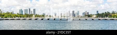 Skyline di Miami con grattacieli e ponte sul mare Foto Stock