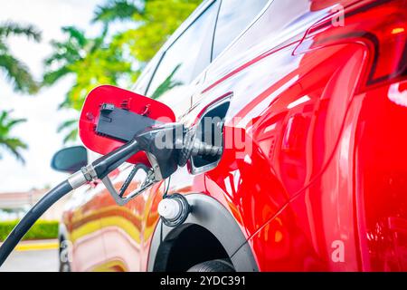 Rifornimento di carburante presso la stazione di rifornimento. Pompa carburante con benzina. La manutenzione consiste nel rifornire di gas o gasolio nel serbatoio Foto Stock