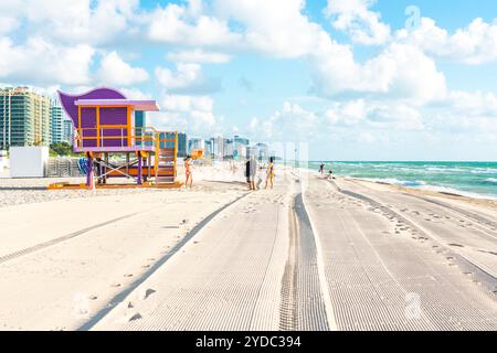 South Beach di Miami con bagnino rosa Capanna in stile Art deco Foto Stock