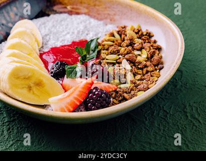 Sana ciotola per colazione con muesli, yogurt e frutta Foto Stock