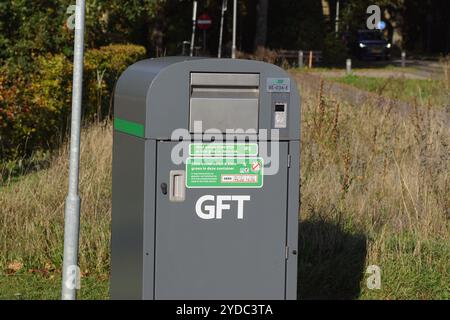 Separazione dei rifiuti olandesi con contenitore sotterraneo per GFT (groente-, frutta- en tuinafval = rifiuti vegetali, ortofrutticoli e di orto). Autunno, ottobre, Foto Stock