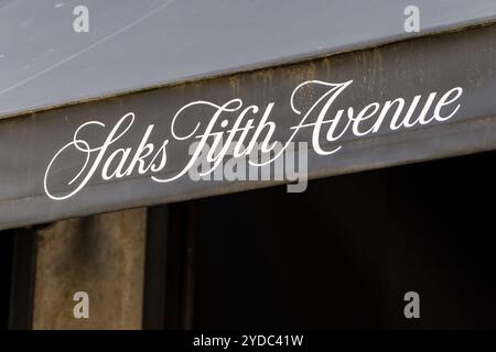 NEW YORK, USA - 15 MAGGIO 2019: Saks Fifth Avenue sulla Fifth Aveneue a New York, USA. Catena americana di grandi magazzini di lusso Foto Stock