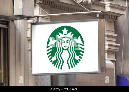NEW YORK, USA - 16 MAGGIO 2019: Starbucks firma in un ristorante Starbucks a New York. Starbucks Corporation è un caffè americano Foto Stock